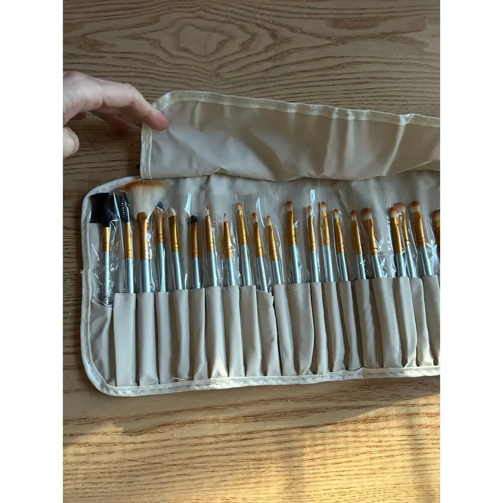New 32pc Makeup Brush Set in Traveling Case Champagne
